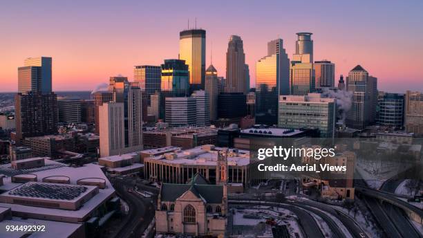 minneapolis skyline in der dämmerung - high dynamic range imaging stock-fotos und bilder