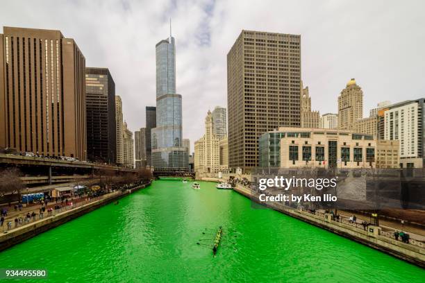 greening of the chicago river 2018 - ken ilio stock pictures, royalty-free photos & images