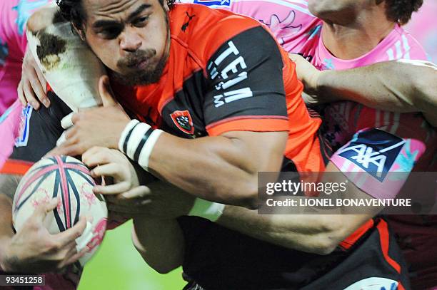 Toulon winger Christian Loamanu tries to escape from Paris' players Fabien Cibray and Mark Gasnier during the French Top 14 Rugby Union match Stade...