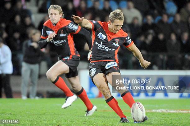 Toulon fly half Johnny Wilkinson kicks a penality during the French Top 14 Rugby Union match Stade Francais vs Toulon on November 27, 2009 at the...