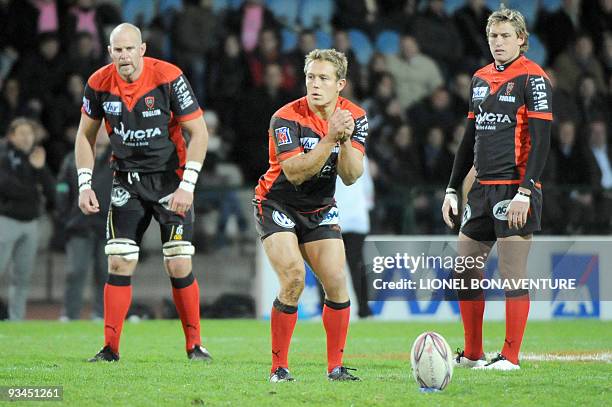 Toulon fly half Johnny Wilkinson concentrates before a penality kick during the French Top 14 Rugby Union match Stade Francais vs Toulon on November...