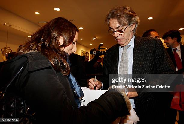 Internazionale Milan President Massimo Moratti signs a shirt during the FC Internazionale Milan Cocktail Party on November 27, 2009 in Milan, Italy.