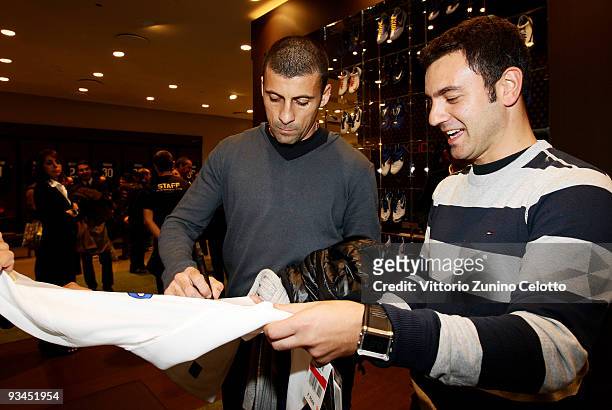 Internazionale Milan defender Walter Andrian Samuel signs a shirt during the FC Internazionale Milan Cocktail Party on November 27, 2009 in Milan,...