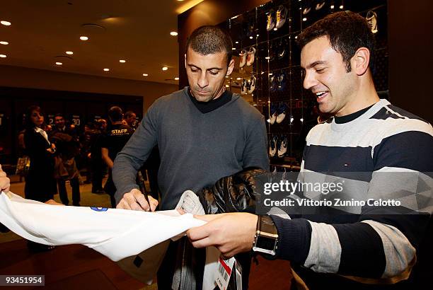 Internazionale Milan defender Walter Andrian Samuel signs a shirt during the FC Internazionale Milan Cocktail Party on November 27, 2009 in Milan,...