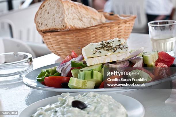 greek salad - tzatziki photos et images de collection
