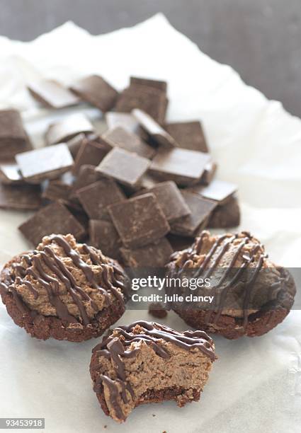 little chocolate cheesecakes - chocolate chunks top view stock pictures, royalty-free photos & images
