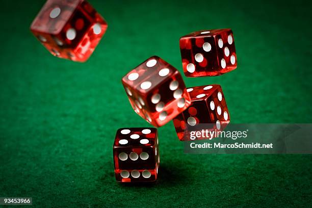 rolling dices - casino interior photos et images de collection