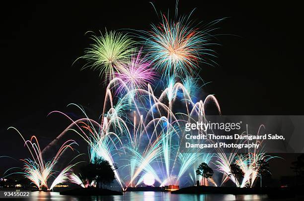 lake reflected fireworks - orlando - florida foto e immagini stock