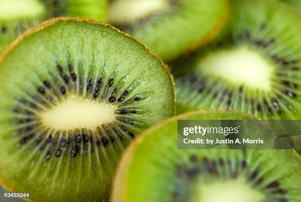 sliced kiwi fruit - kiwi fruit stock pictures, royalty-free photos & images