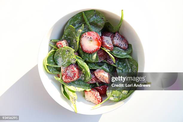 baby spinach & strawberries with poppyseed - fresh baby spinach stock-fotos und bilder