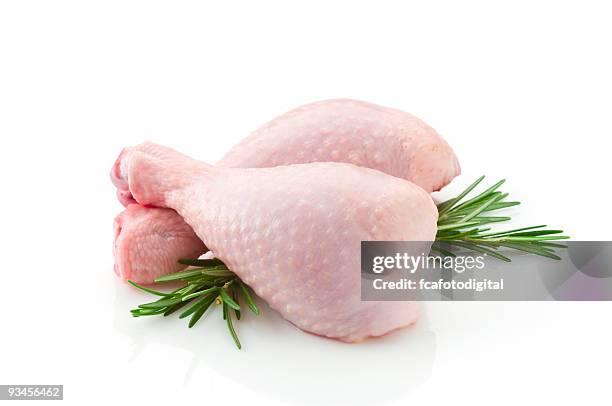 zwei rohem hühnerfleisch beine auf weißem hintergrund - hühnchenunterschenkel stock-fotos und bilder