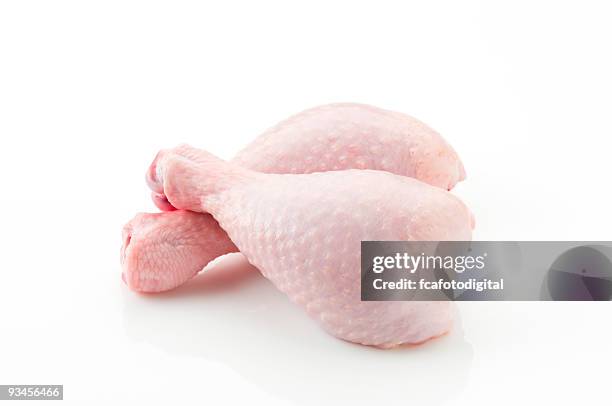 raw skin on chicken legs cross each other - chicken meat 個照片及圖片檔