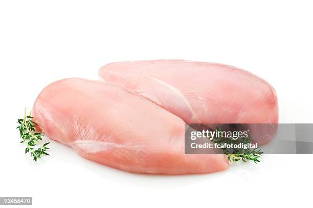 dos materias primas pechuga de pollo sobre fondo blanco - gallina fotografías e imágenes de stock