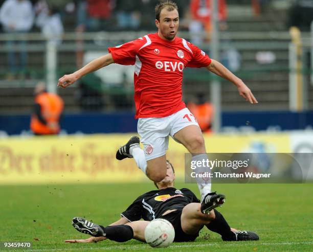 Stefan Zinnow of Offenbach battles for the ball with Jan Fiesser of Sandhausen during the 3. Liga match between Kickers Offenbach and SV Sandhausen...