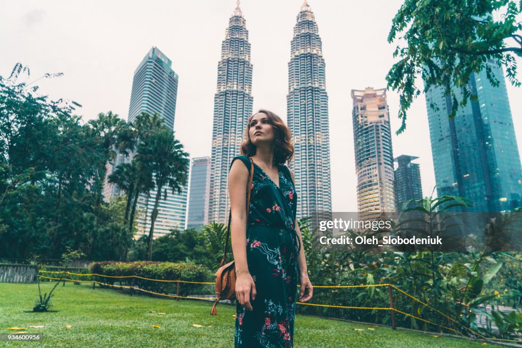 Mulher em pé perto de Petronas tower