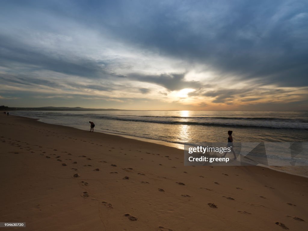 Wandern bei Sonnenuntergang in Mui Ne Strand