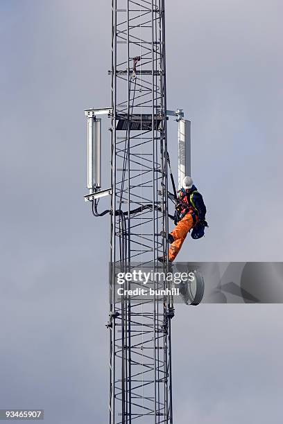 mobile telefono cellulare albero di manutenzione - torre di trasmissione a microonde foto e immagini stock