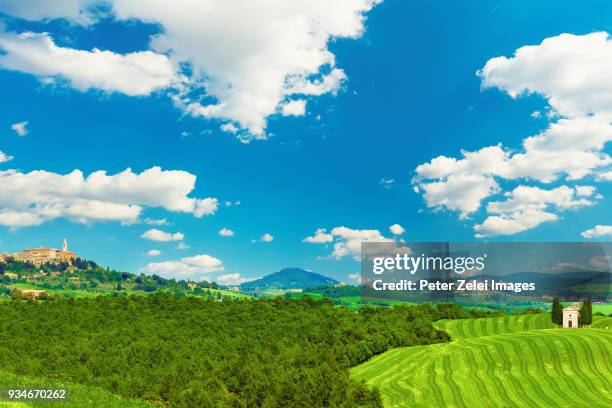 spring in tuscany - capella di vitaleta 個照片及圖片檔