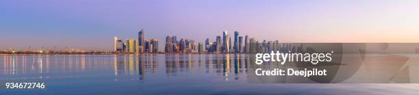 panoramic view of the downtown doha city skyline at twilight, qatar - qatar night stock pictures, royalty-free photos & images