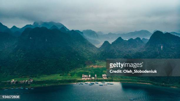 aerial view of river in the mountains in vietnam - phong nha kẻ bàng national park stock pictures, royalty-free photos & images