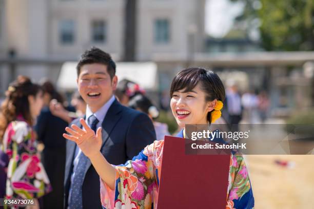 袴の卒業式の後、友達に話しての若い女性 - 大学生　日本 ストックフォトと画像