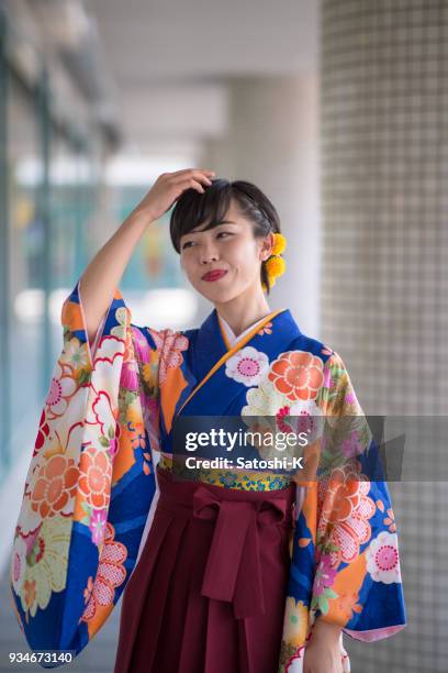 junge frau in hakama zu fuß in der universität nach der abschlussfeier - suginami stock-fotos und bilder