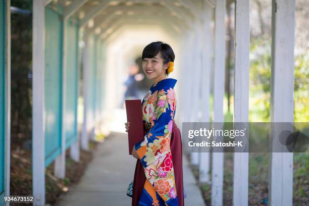 年輕婦女在袴看在肩膀畢業天 - university of tokyo 個照片及圖片檔