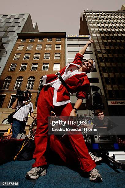 Libby Trickett warms up the crowd during the Variety Santa Fun Run at Australia Square on November 29, 2009 in Sydney, Australia. Approximately 2000...