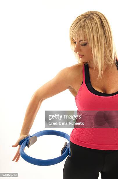 fitness allenamento con una lezione di pilates circonferenza - cerchio in metallo da pilates foto e immagini stock