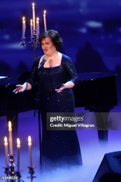 Susan Boyle performs at the 'Menschen 2009' show on November 28, 2009 in Munich, Germany.