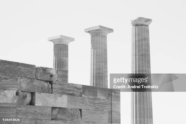 ruins of acropolis of lindos, rhodes, dodecanese islands, greek islands, greece - 3 säulen stock-fotos und bilder