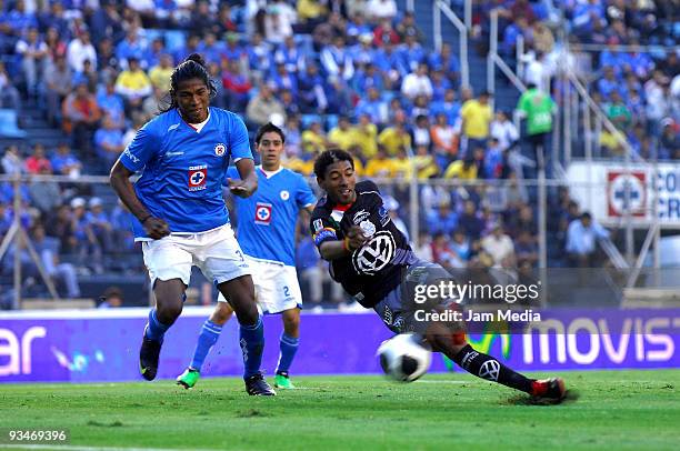 Joel Huiqui of Cruz Azul vies for the ball with Nicolas Olivera of Puebla during their quarterfinals match as part of the 2009 Opening tournament in...