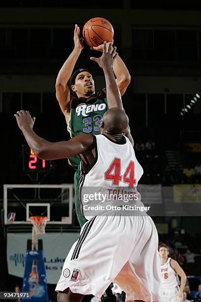 Desmon Farmer of the Reno Bighorns shoots over Anthony Tolliver of the Idaho Stampede at Qwest Arena on November 28, 2009 in Boise, Idaho. NOTE TO...