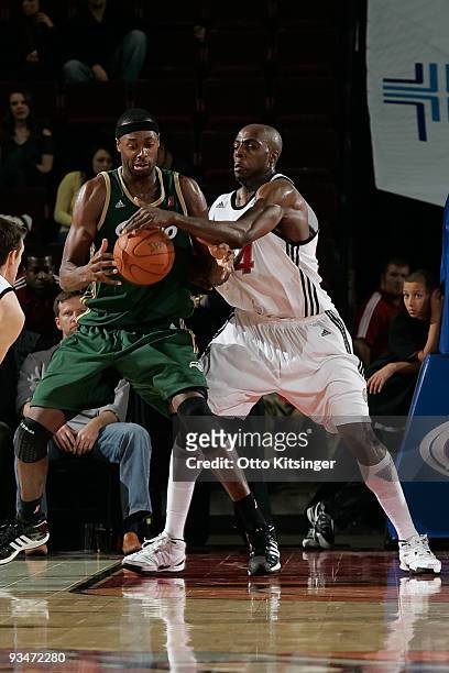 Anthony Tolliver of the Idaho Stampede moves to steal the ball from Rod Benson of the Reno Bighorns at Qwest Arena on November 28, 2009 in Boise,...