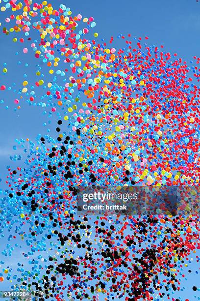 molti multicolore partito palloncini contro il cielo azzurro. festeggiamenti. - releasing foto e immagini stock