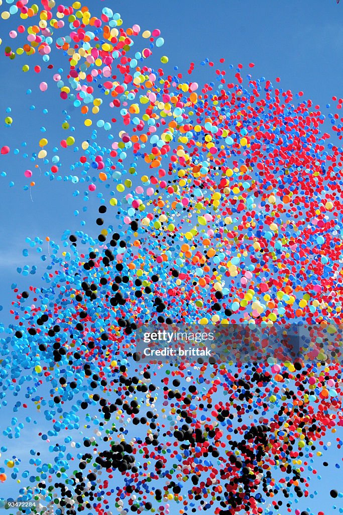 Muitos balões de festa colorido contra o céu azul. Celebração.