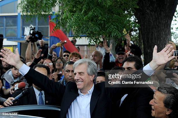 Uruguay's president Tabare Vazquez waves to supporters after casting his vote in the Uruguayan run-off presidential elections on November 29, 2009 in...