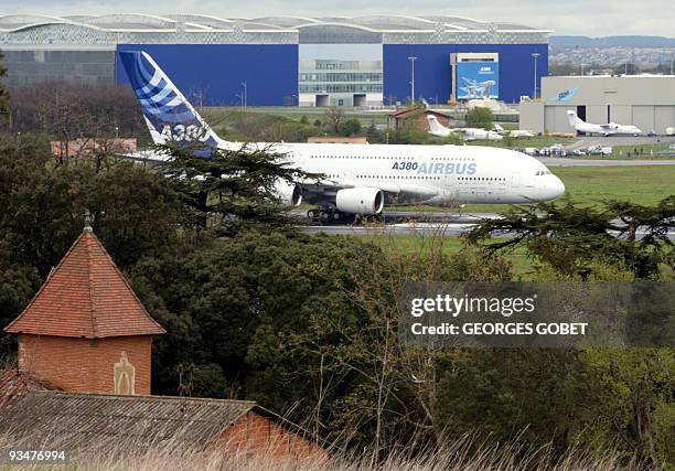 Protoype number one of the Airbus A380, the new jumbo airliner developed by the European consortium Airbus, makes its firsts taxiing tests 15 April...