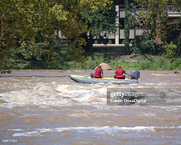 pompier de recherche et de sauvetage - secourisme photos et images de collection