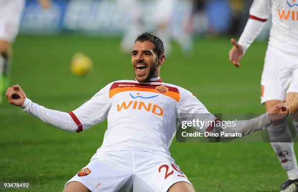Simone Perrotta of Roma celebrates after scoring the second goal for Roma during the Serie A match between Atalanta BC and AS Roma at Stadio Atleti...