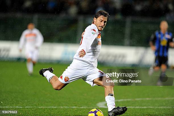 Francesco Totti of Roma in action during the Serie A match between Atalanta and Roma at Stadio Atleti Azzurri d'Italia on November 29, 2009 in...