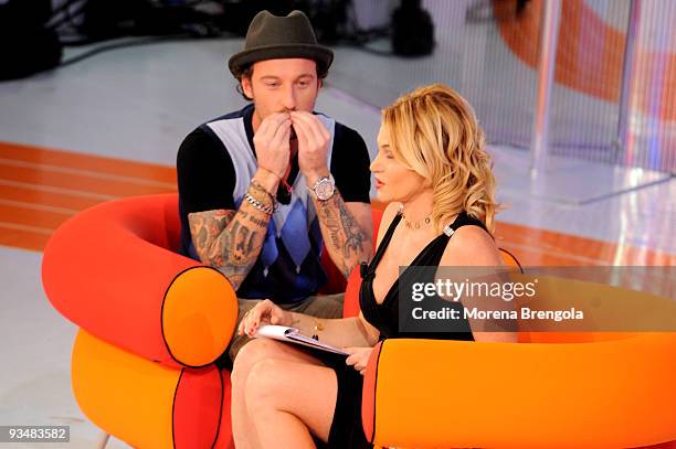 Tv personality Francesco Facchinetti and Simona Ventura during Italian show "Quelli che il calcio" on November 29, 2009 in Milan, Italy.