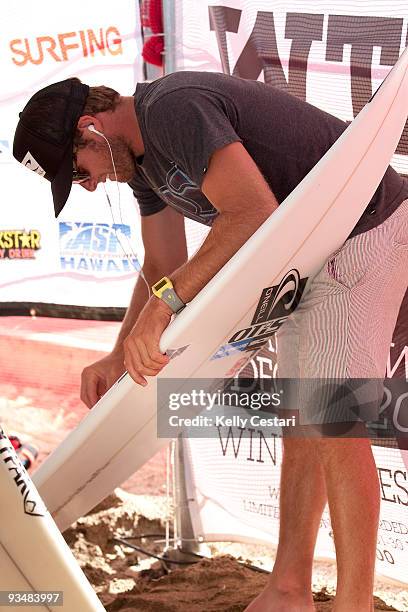 Jarrad Howse of Australia waxes his surfboard prior to his O'Neill World Cup of Suring Round 2 heat on November 29, 2009 in Sunset Beach, Hawaii.