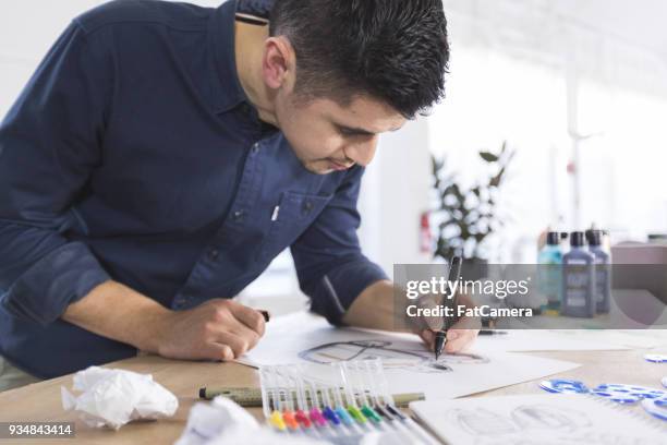 grafisch ontwerper werken in moderne studio ruimte - industriële vormgever stockfoto's en -beelden