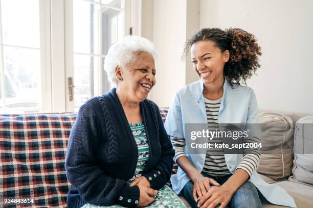 infermiera che lavora in centro di cura - caregiver and senior foto e immagini stock