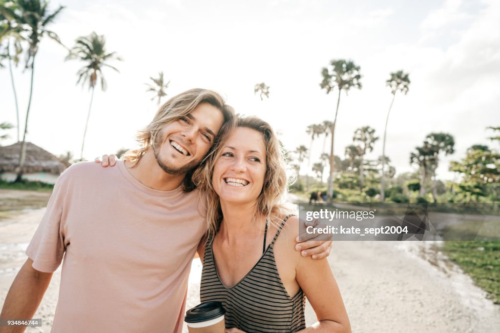 Feliz pareja de profesionales de 35 años de edad con vacaciones en el Caribe