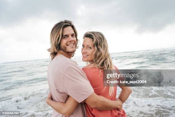 happy couple of 35 years old professionals having vacations on caribbean - 30 39 years imagens e fotografias de stock