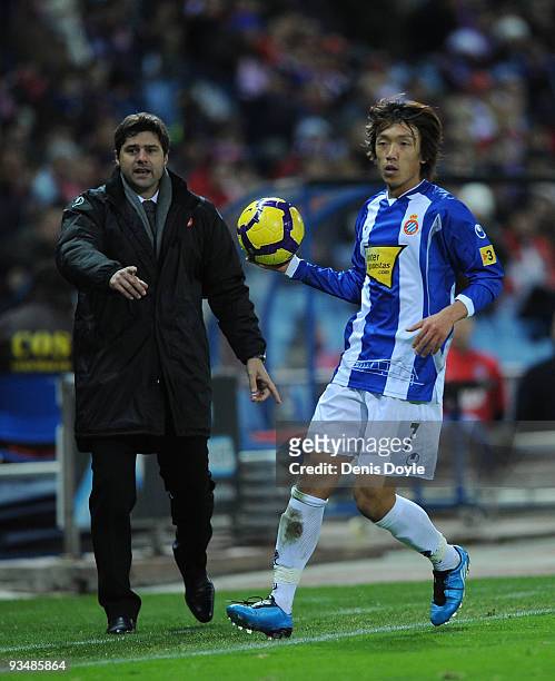 Shunsuke Nakamura of Espanyol of Atletico Madrid takes a throw-in in front of his manager Mauricio Pochettino during the La Liga match between...
