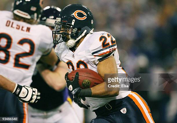 Matt Forte of the Chicago Bears carries the ball in the second half against the Minnesota Vikings on November 29, 2009 at Hubert H. Humphrey...