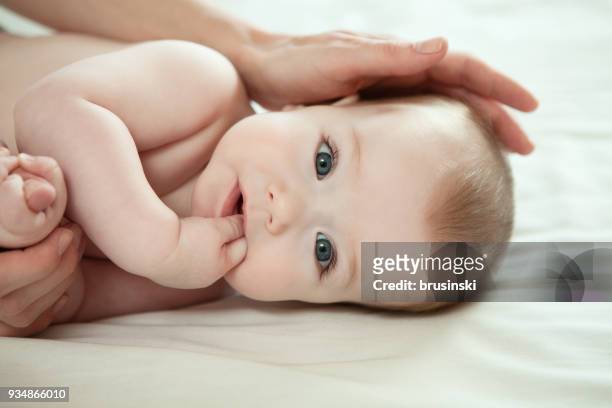 madre con un niño pequeño - baby skin fotografías e imágenes de stock